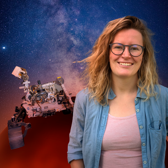 Christina Toldbo med rum-grafik og mars-rover'en i baggrunden.